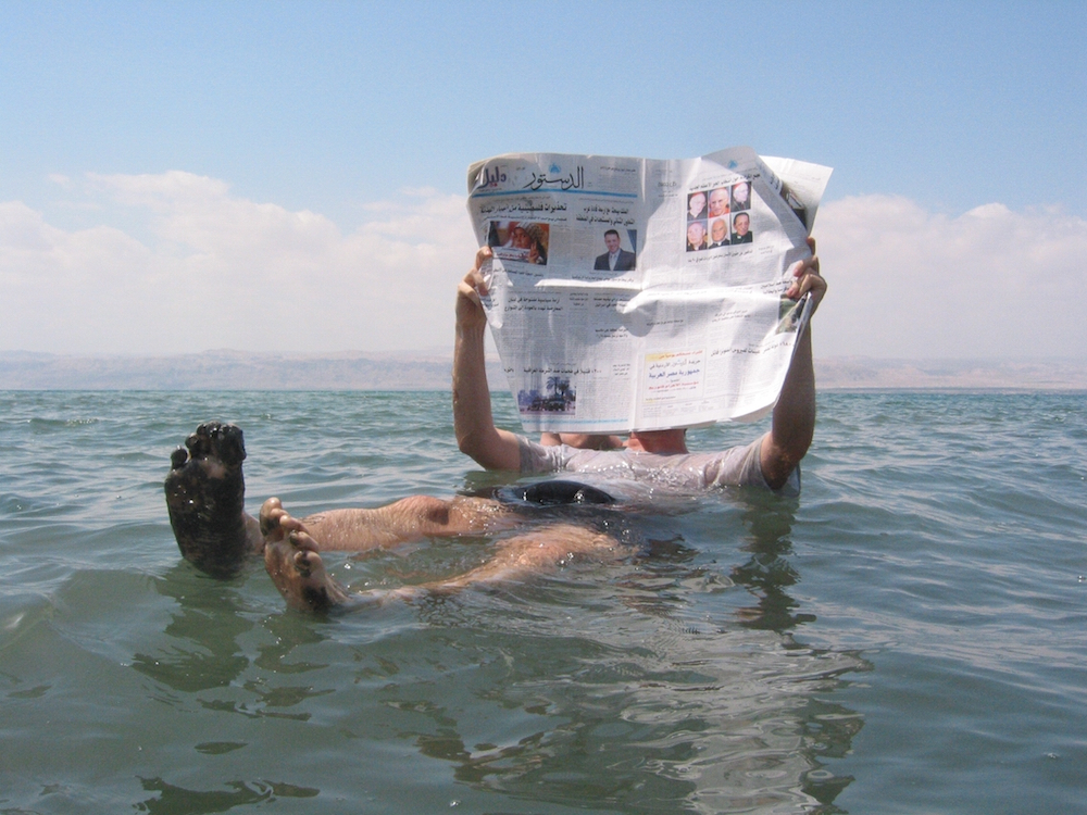 Zeitungsleser im Toten Meer